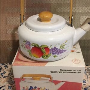 Gourmet Craft Vintage Enamel Teapot Fruit Mew